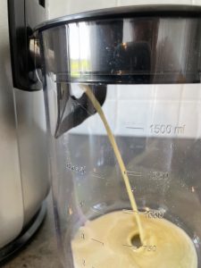 Bosch VitaJuice 4 MES4010 Entsafter in Aktion
