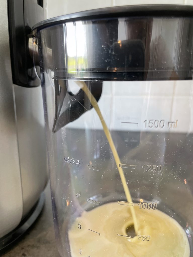 Bosch VitaJuice 4 MES4010 Entsafter in Aktion