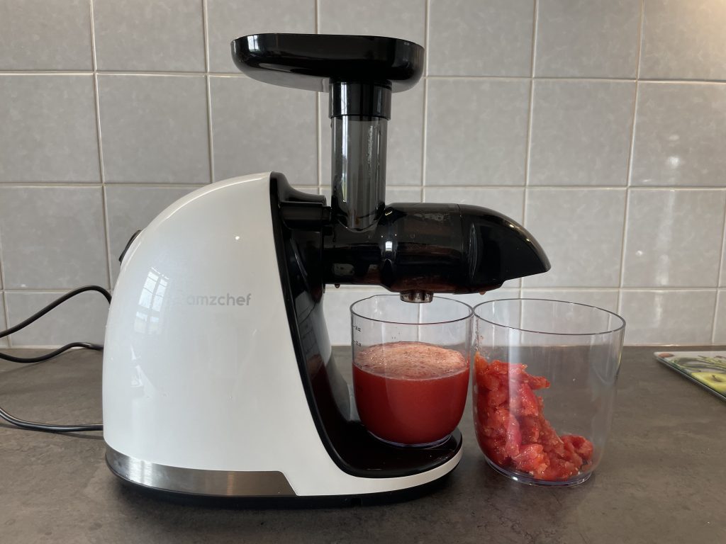 AMZCHEF Slow Juicer ZM1501 Entsafter in Betrieb mit Tomaten
