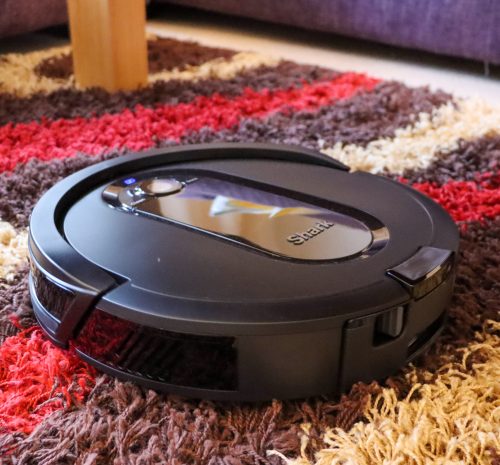 Shark IQ RV1000SEU Staubsauger-Roboter auf Teppich_1