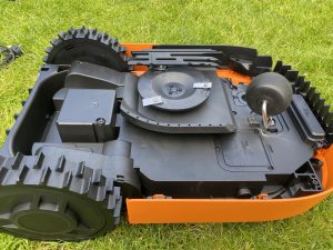 WORX Landroid PLUS WR167E Mähroboter Unterseite mit 3 Messern