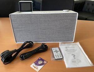Das Pure Evok Home Internetradio mit Zubehör