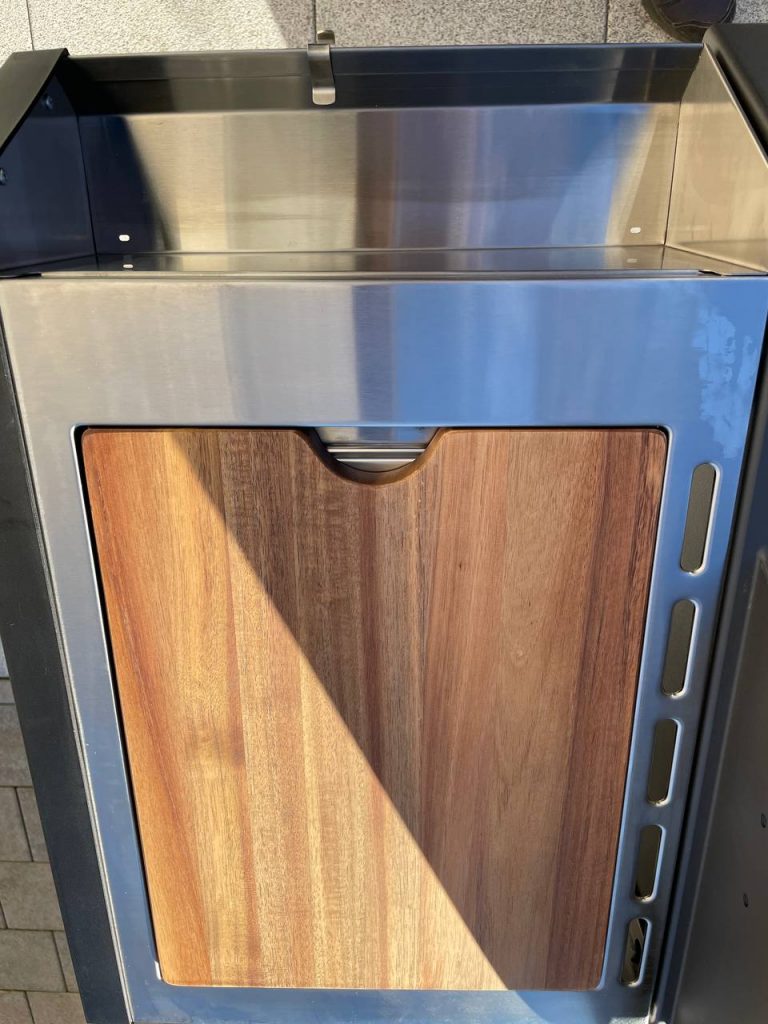 Das Schneidbrett des Burnhard Earl Gasgrills