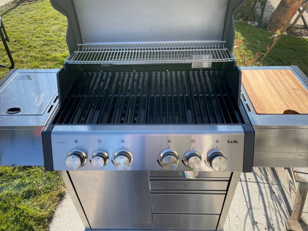 34 Burnhard Earl Gasgrill aufgeklappt