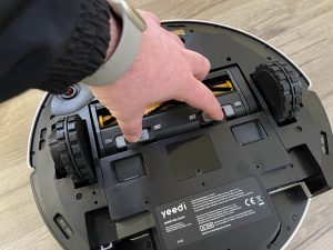 Entnehmen der Bürste des Yeedi Vac 2 Pro Saugroboters