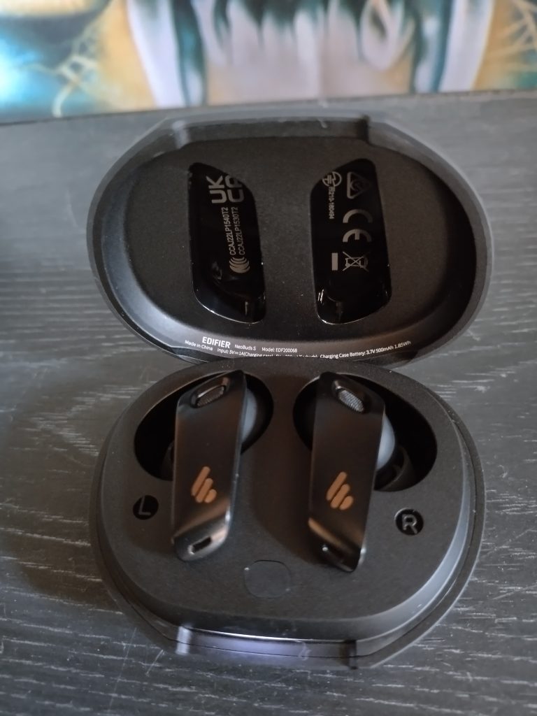 Die Edifier NeoBuds S im Ladecase
