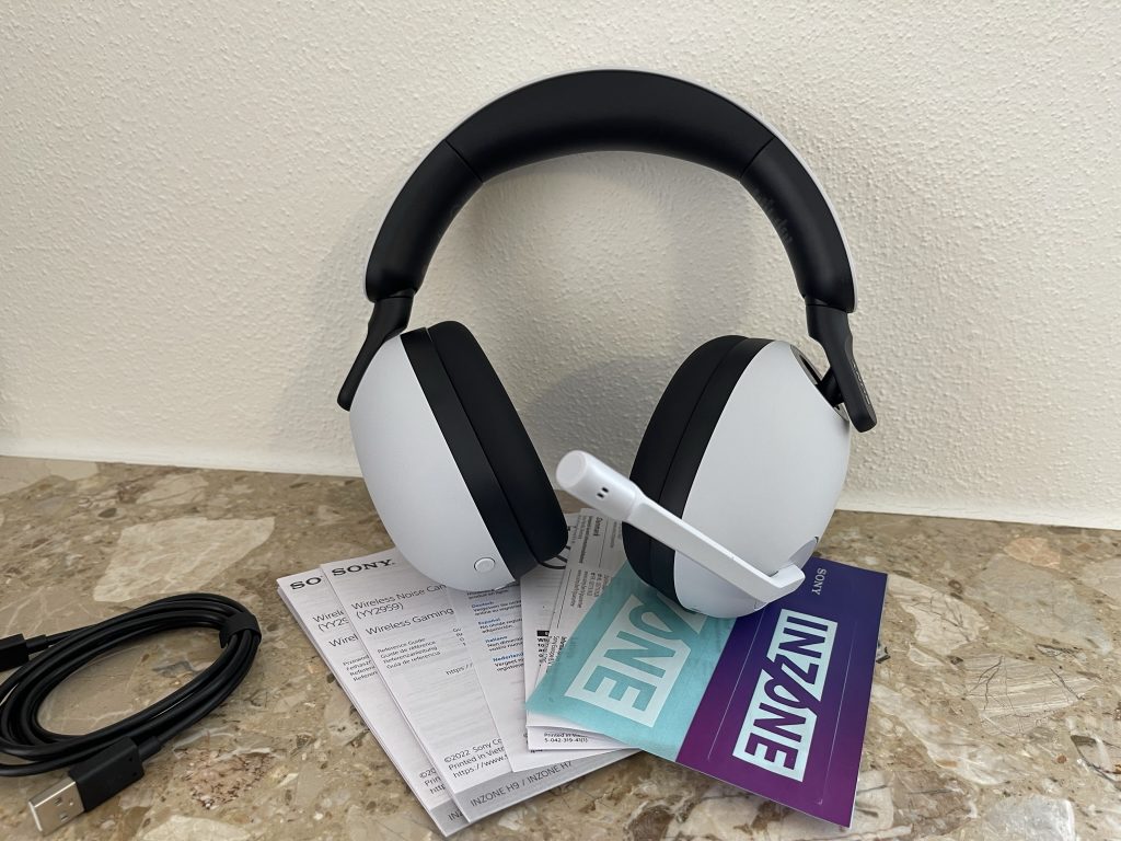 Das Sony INZONE H9 Gaming-Headset mit Zubehör