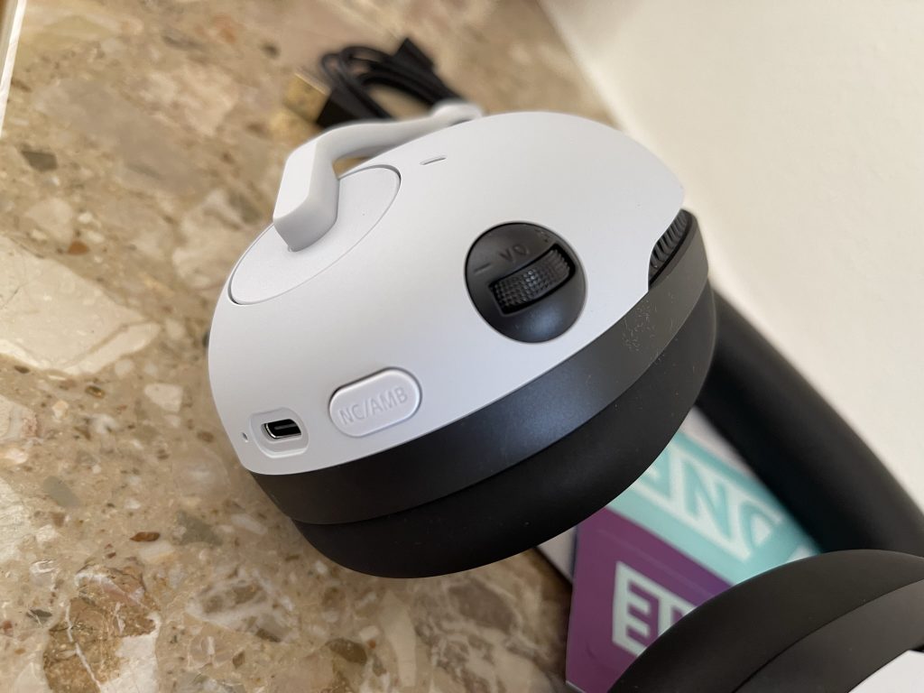 Sony INZONE H9 Gaming-Headset Bedienelemente am Ohrhörer
