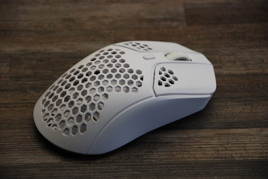 Die HyperX Pulsfire Haste Gaming-Maus von der rechten Seite aus betrachtet
