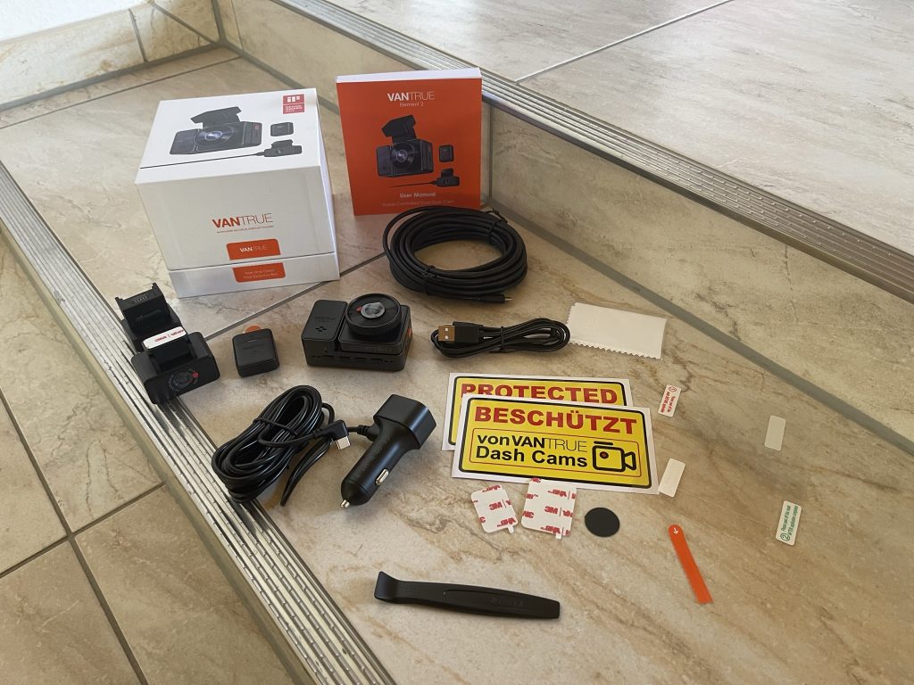Die Vantrue Element 2 Dual Dashcam mit Zubehör