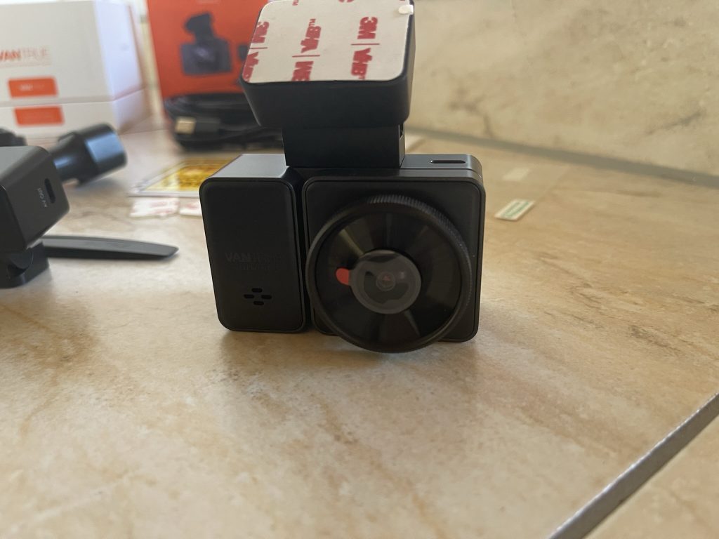 Die Frontansicht der Frontkamera der Vantrue Element 2 Dual Dashcam