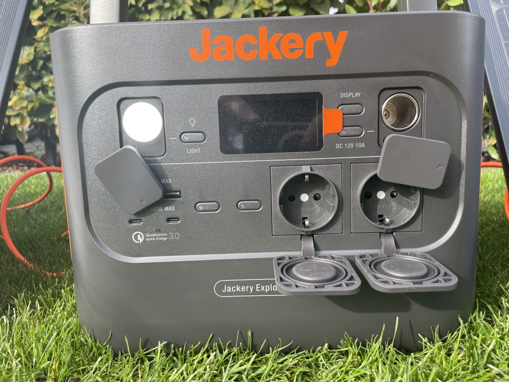 Die vorderen Anschlüsse der Jackery Power Station 1000 Pro