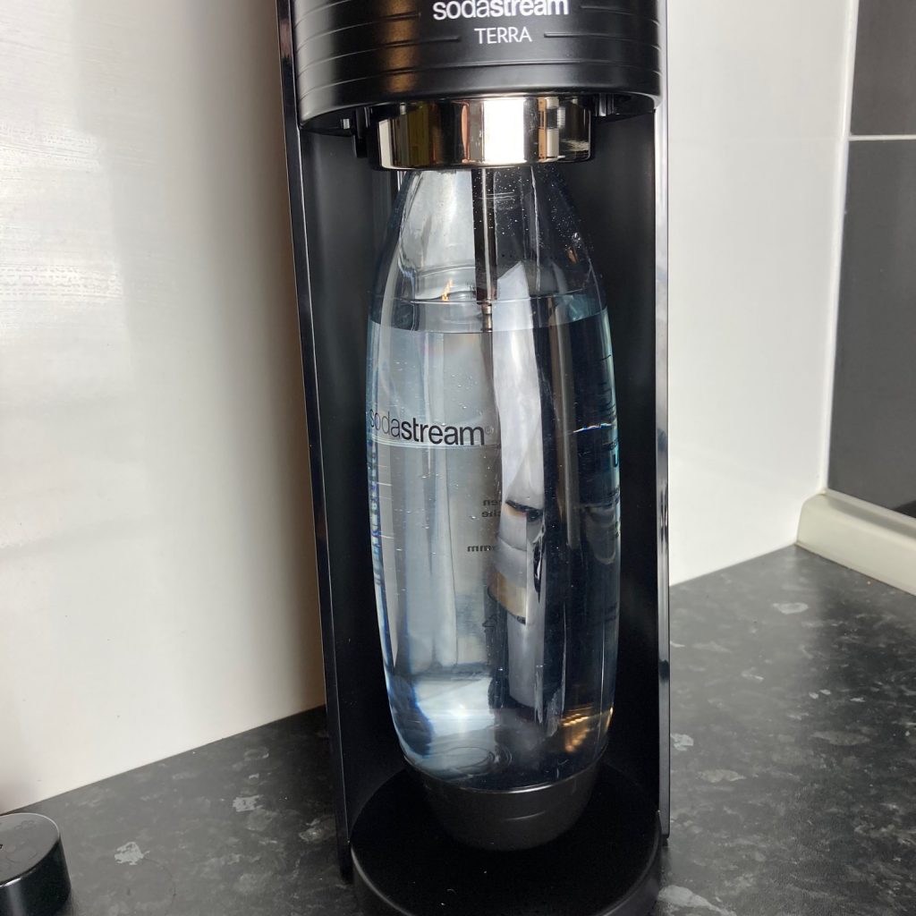 SodaStream Terra mit gefüllter Flasche
