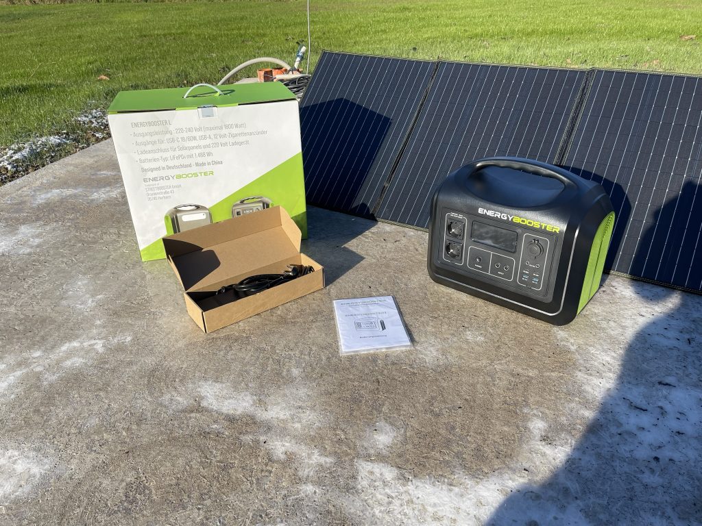 Die ausgepackte Energybooster Powerstation L