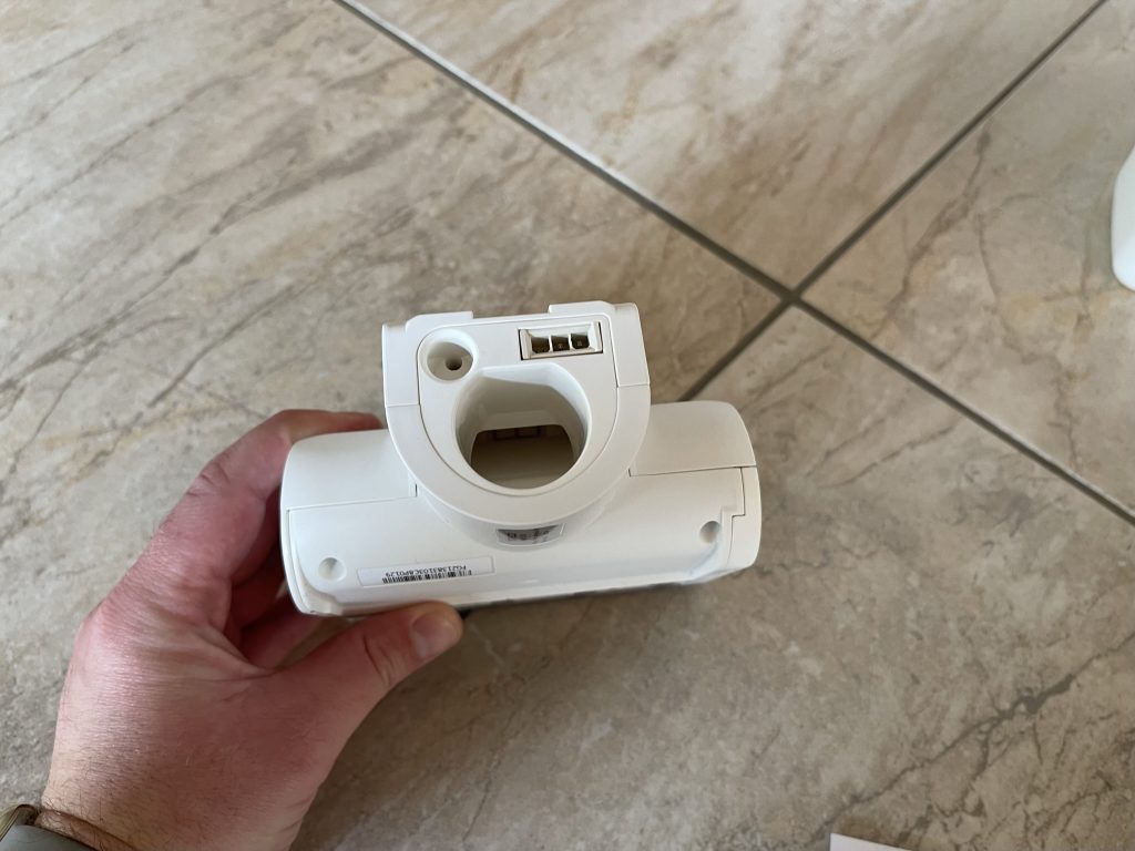 Der Anschluss der Bürste des Tineco Carpet One Spot Waschsaugers