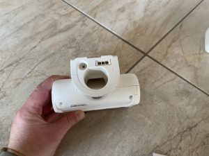 Der Anschluss der Bürste des Tineco Carpet One Spot Waschsaugers