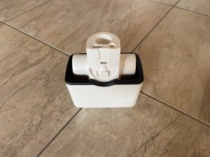 Die Bürste des Tineco Carpet One Spot Waschsaugers in dem Reinigungsbehälter