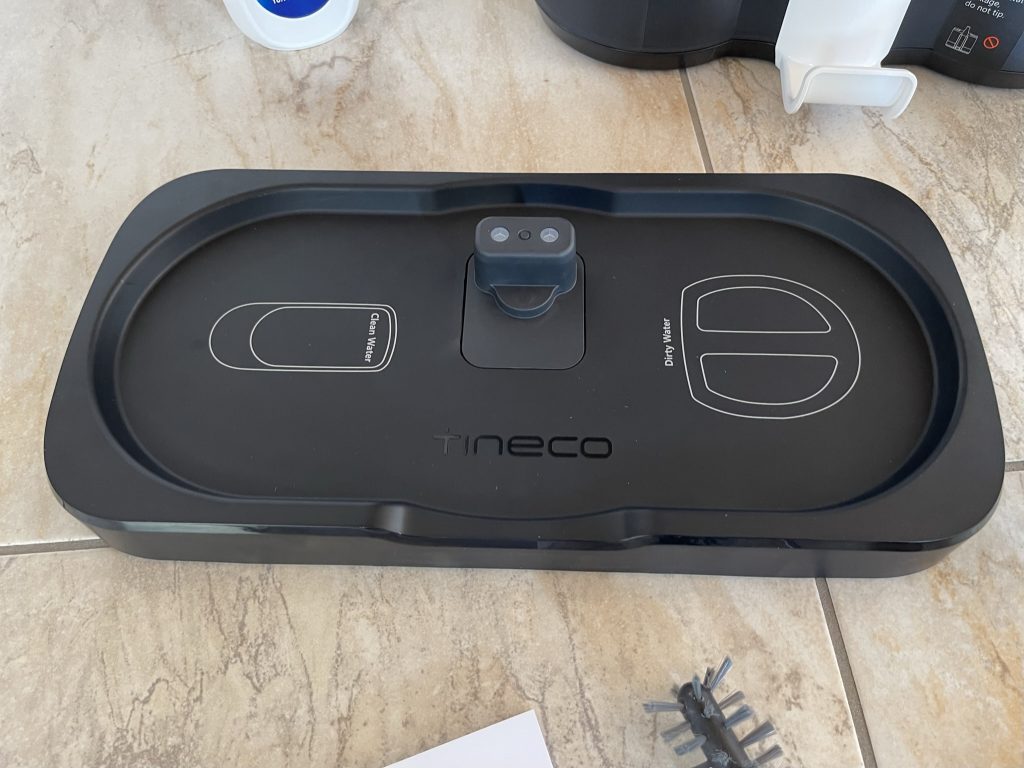 Die Ladestation des Tineco Carpet One Spot Waschsaugers