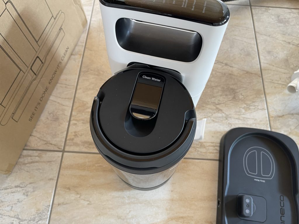 Der Frischwassertank des Tineco Carpet One Spot Waschsaugers