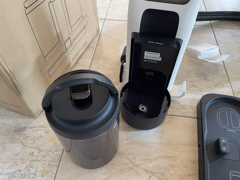 Der entnommene Frischwassertank des Tineco Carpet One Spot Waschsaugers