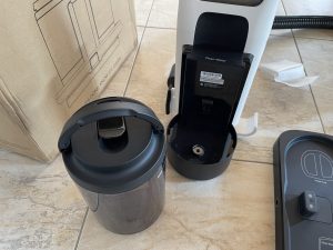 Der entnommene Frischwassertank des Tineco Carpet One Spot Waschsaugers