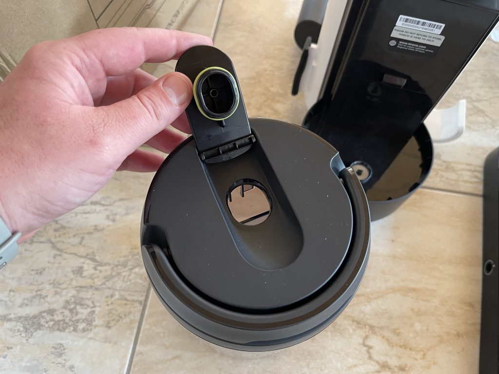 Die Öffnung des Frischwassertanks des Tineco Carpet One Spot Waschsaugers