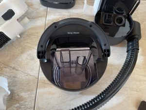 Der geöffnete Schmutzwassertank des Tineco Carpet One Spot Waschsaugers