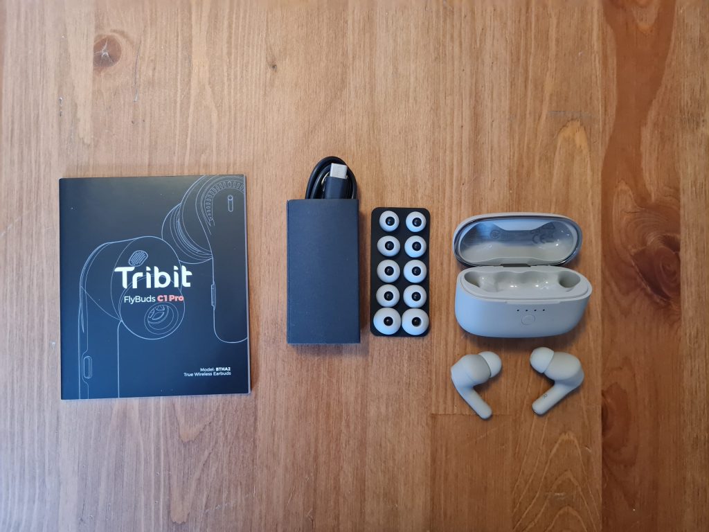 Gesamter Lieferumfang der Tribit Flybuds C1 Pro