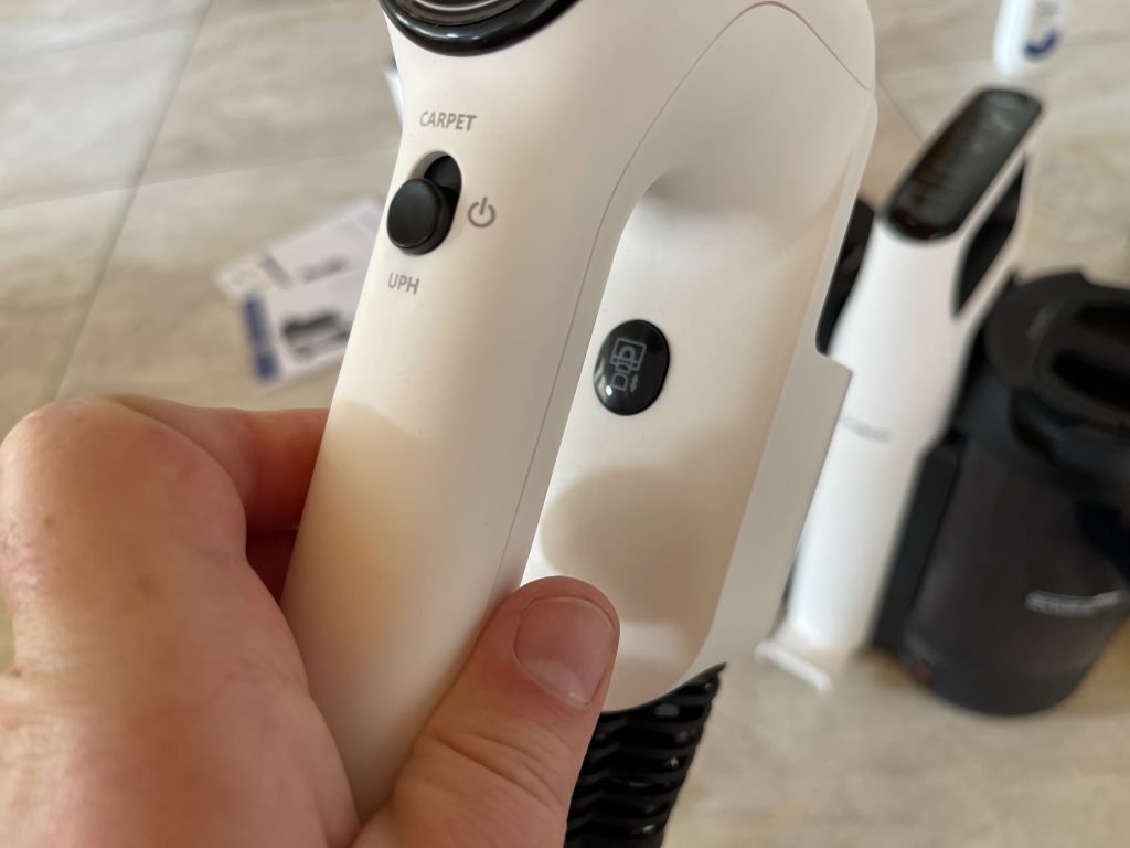 Der Handgriff von der Seite des Tineco Carpet One Spot Waschsaugers