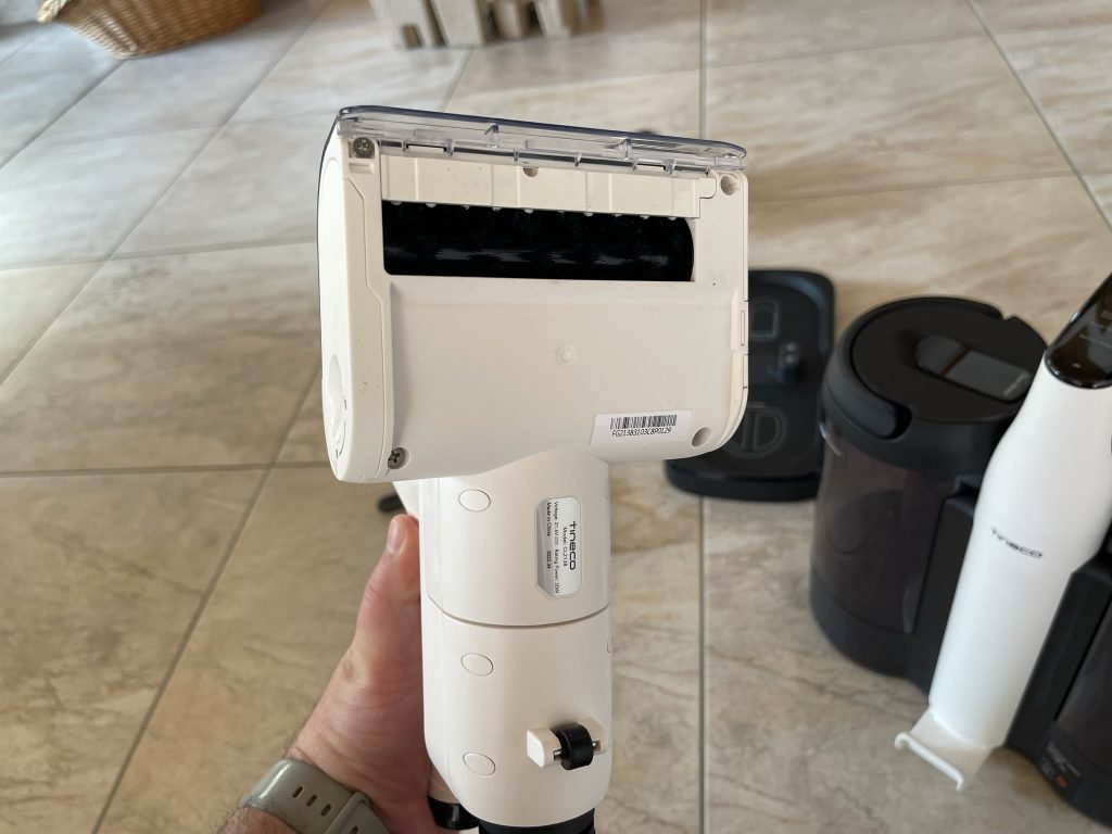 Die Bürste des Tineco Carpet One Spot Waschsaugers am Handgriff