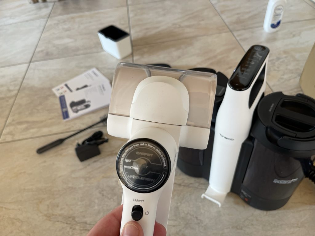 Die Bürste des Tineco Carpet One Spot Waschsauger am Handgriff von oben