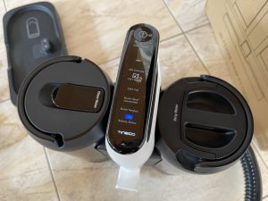 Das Display an der Station des Tineco Carpet One Spot Waschsaugers