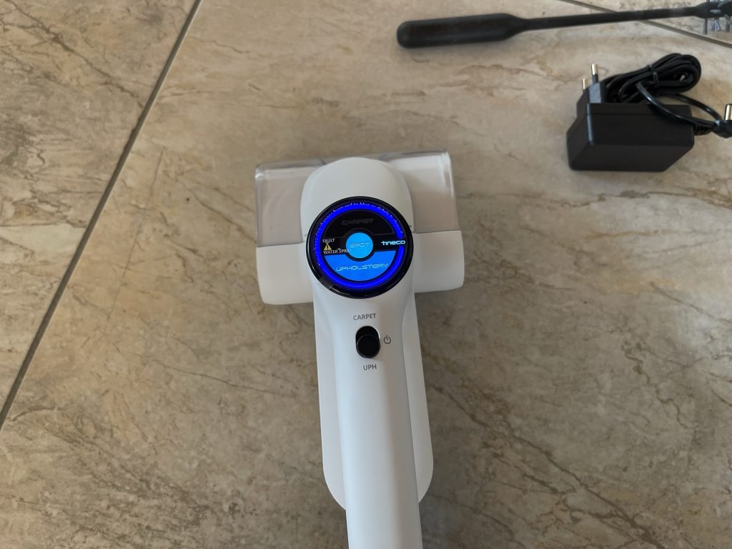 Das Display am Handgriff des Tineco Carpet One Spot Waschsaugers