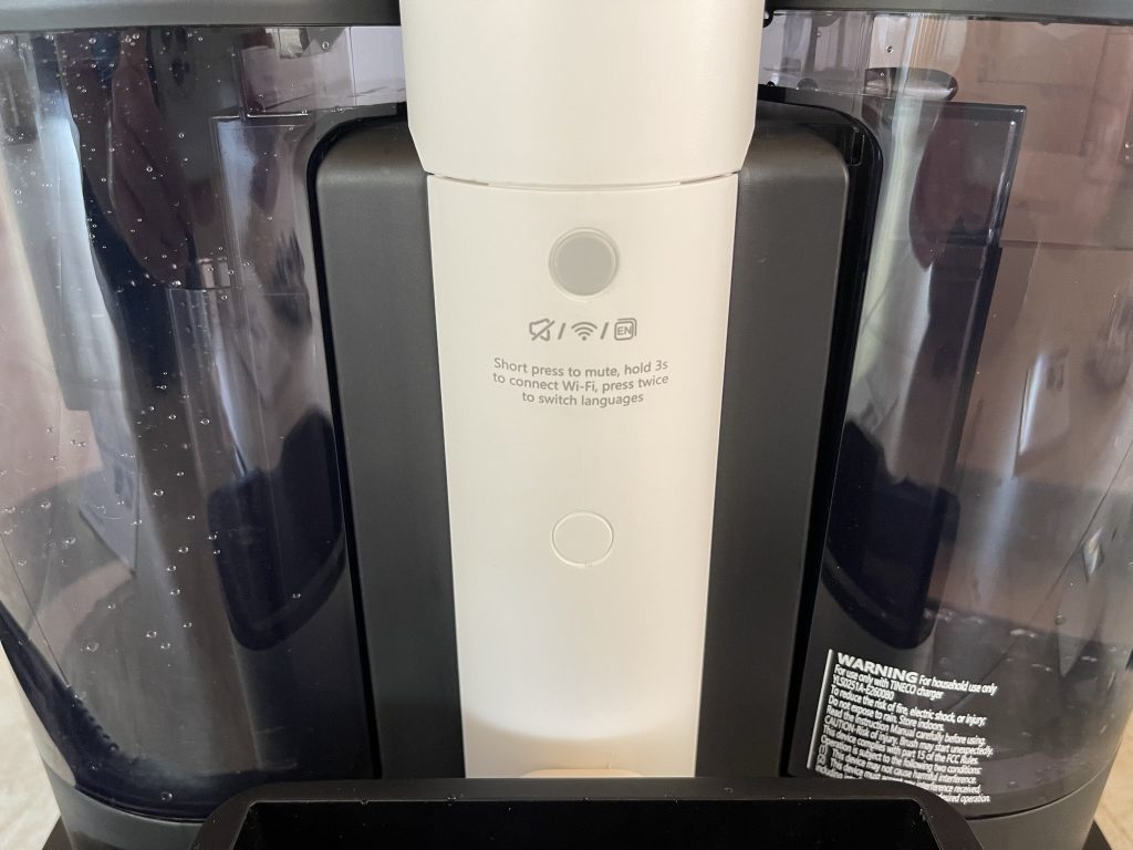 Die Rückseite der Basis des Tineco Carpet One Spot Waschsaugers