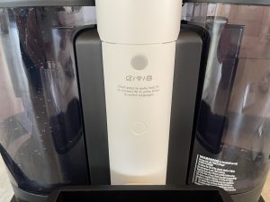 Die Rückseite der Basis des Tineco Carpet One Spot Waschsaugers