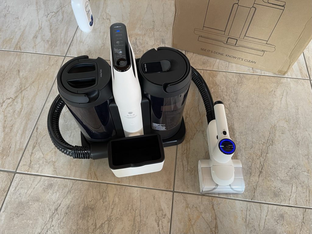 Die Basis mit angeschlossenen Teilen des Tineco Carpet One Spot Waschsaugers