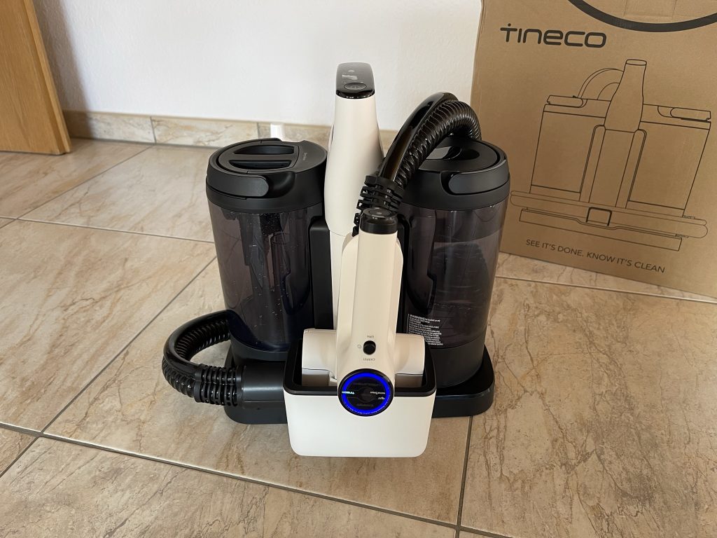 Die Rückseite der Basis mit dem Schlauch in der Station des Tineco Carpet One Spot Waschsaugers