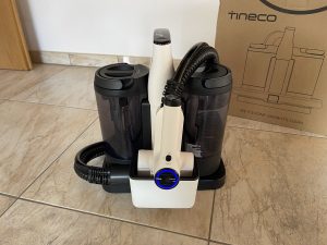 Die Rückseite der Basis mit dem Schlauch in der Station des Tineco Carpet One Spot Waschsaugers