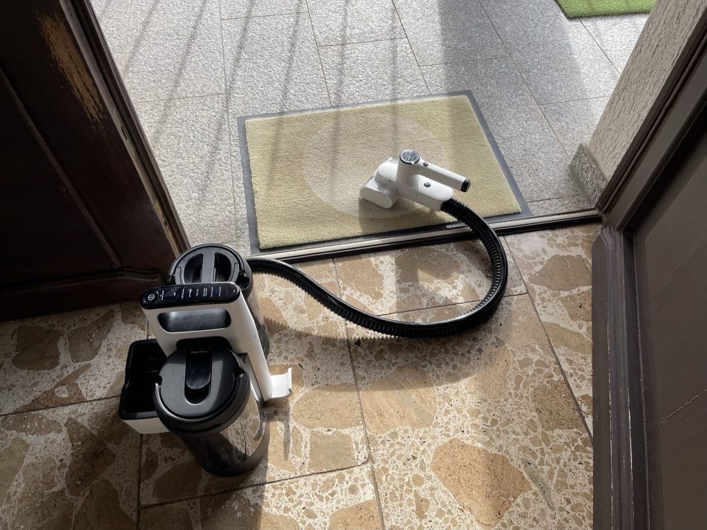 Eine Fußmatte wird mit dem Tineco Carpet One Spot Waschsauger gereinigt