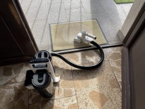 Eine Fußmatte wird mit dem Tineco Carpet One Spot Waschsauger gereinigt