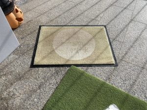 Die saubere Fußmatte nach der Reinigung mit dem Tineco Carpet One Spot Waschsauger