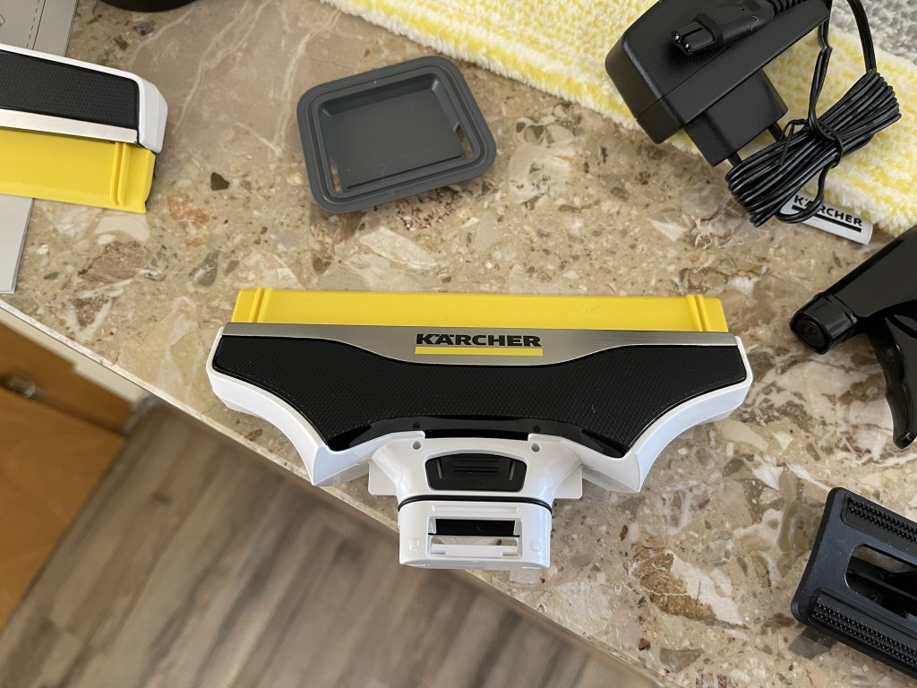 Der kleine Aufsatz des Kärcher WV 6 Premium Fenstersaugers