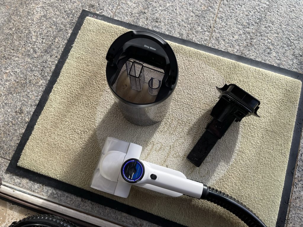 Der Schmutzwassertank nach der Reinigung mit dem Tineco Carpet One Spot Waschsauger