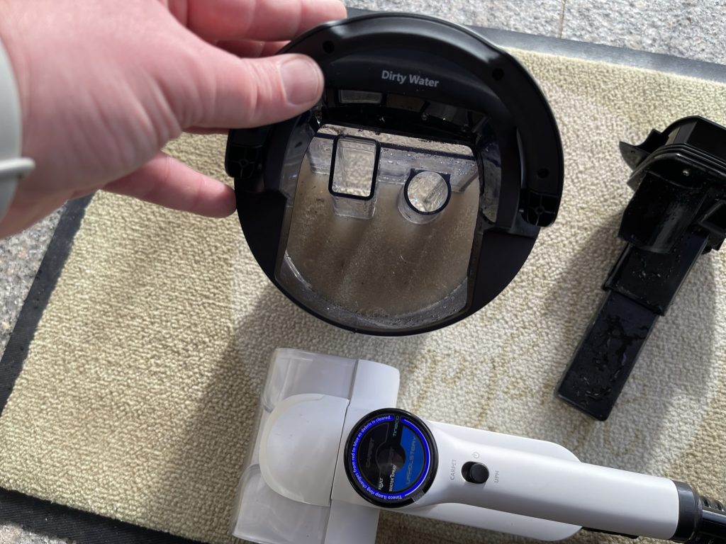 Inhalt des Schmutzwasserbehälters des Tineco Carpet One Spot Waschsaugers nach der Reinigung