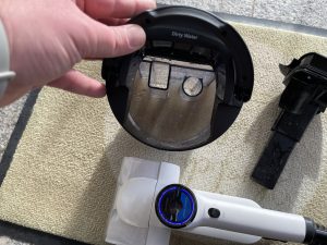 Inhalt des Schmutzwasserbehälters des Tineco Carpet One Spot Waschsaugers nach der Reinigung