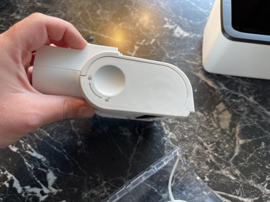 Seitenansicht der Bürste des Tineco Carpet One Spot Waschsaugers nach der Reinigung