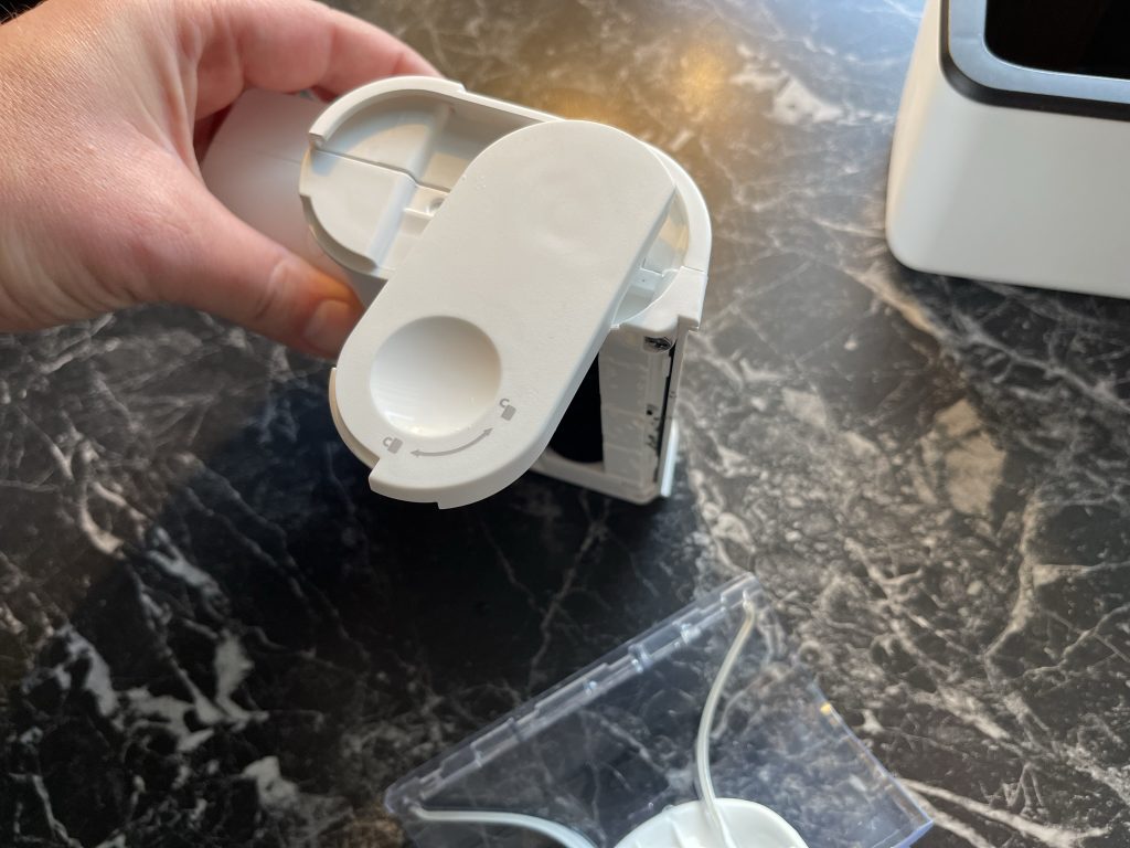 Die geöffnete Turbobürste des Tineco Carpet One Spot Waschsaugers nach der Reinigung