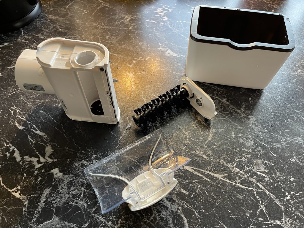 Die zerlegte Turbobürste des Tineco Carpet One Spot Waschsaugers