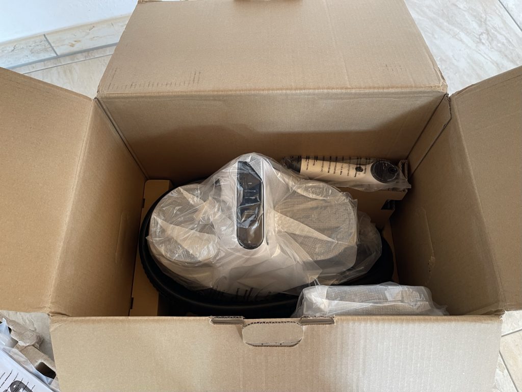 Der in Folie eingepackte Tineco Carpet One Spot Waschsauger