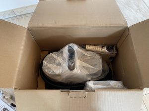 Der in Folie eingepackte Tineco Carpet One Spot Waschsauger